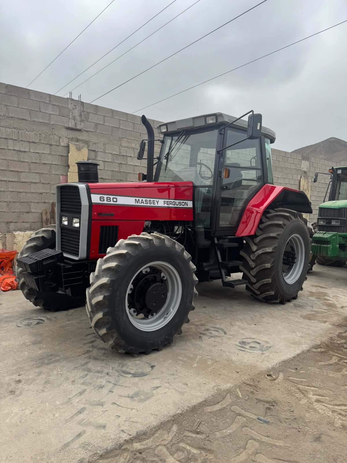 TRACTOR AGRICOLA MASSEY FERGUSON 680